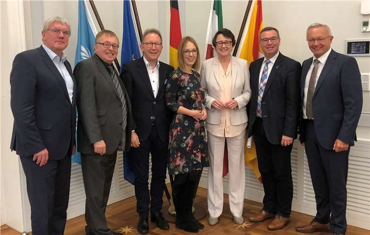 Die Partner aus dem nördlichen Rheinland-Pfalz zusammen mit Rhein-Sieg-Landrat Sebastian Schuster (von links), der den erkrankten Bonner Oberbürgermeister Ashok Sridharan beim Vorsitz der Runde vertrat, Landrat Dr. Jürgen Pföhler, Erwin Rüddel, MdB (NR), Ellen Demuth, MdL (NR), Inge Degen, Ständige Vertreterin des Chefs der Staatskanzlei Rheinland-Pfalz, Horst Gies, MdL sowie der Neuwieder Landrat Achim Hallerbach. Kreisverwaltung Ahrweiler