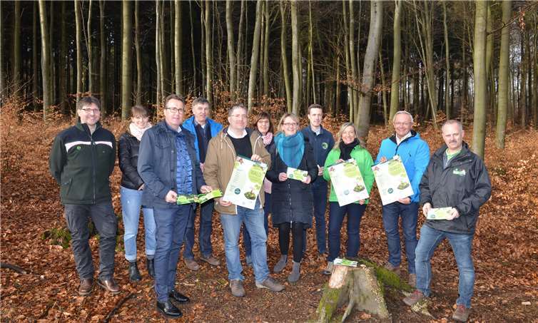 Die Partner des neuen Waldbaden-Projekts freuen sich schon auf den März, wenn die ersten Angebote starten. v.l.: Gerd Willms (Forstamt Dierdorf), Meike Schnatz (Naturpark-Rhein-Westerwald), Jörg Germandi (food hotel Neuwied), Irmgard Schröer (Naturpark-Rhein-Westerwald), Andreas Holl (VG Asbach), Jörg Hohenadl ( WFG Landkreis Neuwied), Annette Klemm ( Stadt Neuwied), Florian Fark ( Touristik-Verband Wiedtal e.V.), Anja Hoffmann (WFG Landkreis Neuwied), Achim Hallerbach (Landrat Landkreis Neuwied), Michael Führer (VG Puderbach).
