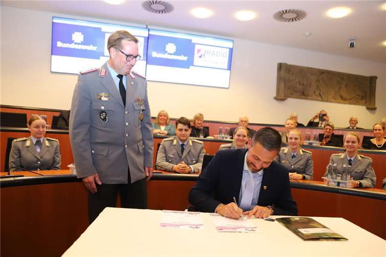 Die Partnerschaftsurkunde wurde unterzeichnet.