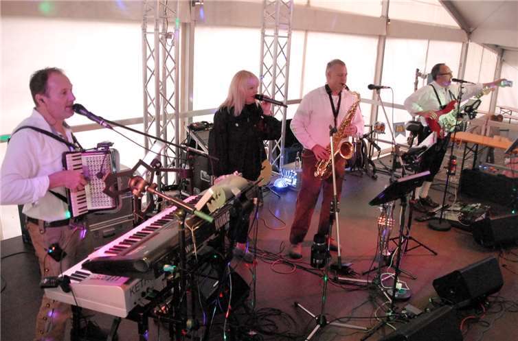 Die Partyband „California“ sorgte am zweiten Kirmestag fürStimmung im Zelt. Am Abend zuvor hatte die Musikvon „Bounce“ die Tanzfläche gefüllt.