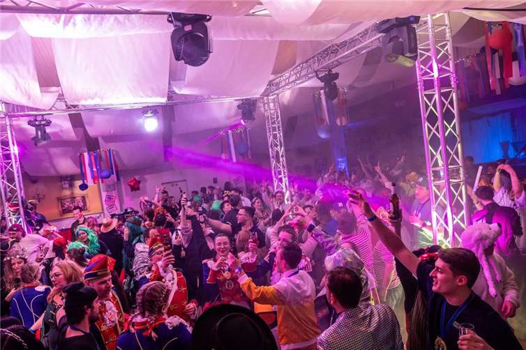 Die Partynacht Blau-Rot, organisiert von den Blau-Roten Funken und dem Spielmannszug der KG Bad Breisig, zog mehr als 500 feierfreudige Jecken an. Foto: privat