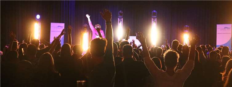 Die Partyschar war begeistert von der Show, die auf der Bühne der Jungholzhalle abgeliefert wurde. Foto: LFR