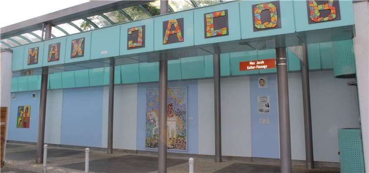 Die Passage wurde nach dem in Bad Ems geborenen Puppenspieler Max Jacob benannt.Privat