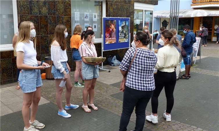 Die Passanten wurde angeboten, "normale" gegen fair gehandelte Schokolade zu probieren. Foto: privat