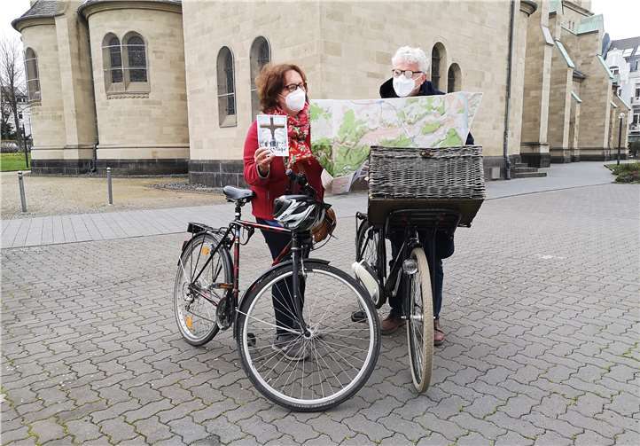 Die Pastoralreferenten Susanne Möckel-Lamberty und Markus Hartmann vor der Rosenkranzkirche in Bad Neuenahr beim Test der Route des Fahrradkreuzwegs. Foto: Bistum Trier/Martin Sauter