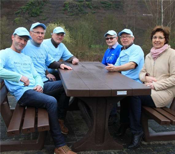 Die Paten und Helfer weihten die Sitzgruppe nach getaner Arbeit erstmals ein.privat