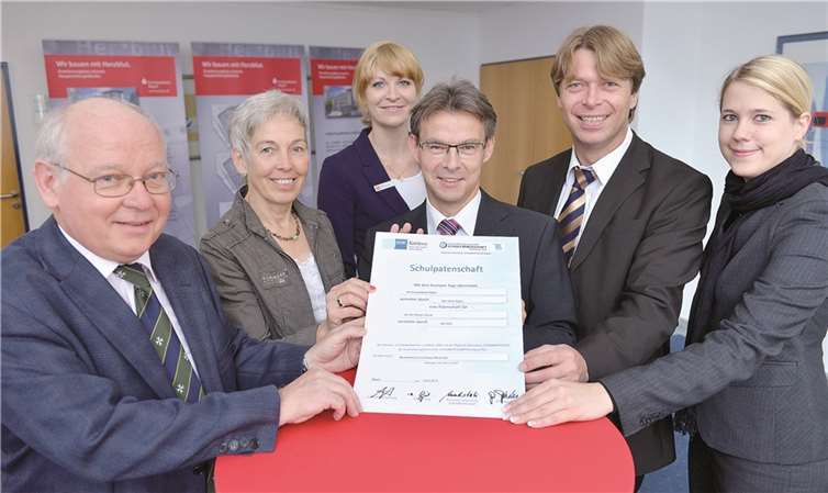 Die Patenschaft wurde beurkundet (v.l.n.r.): Udo Geib, Gisela Mendritzki, Sabine Nörtersheuser, Karl-Heinz-Nigbur, Georg Spieske, Nadine Giejlo. privat
