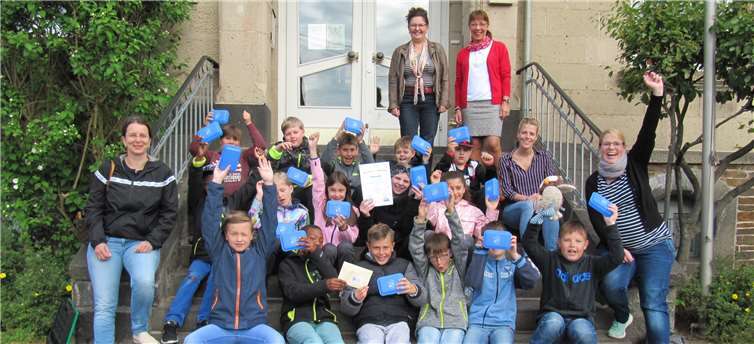 Die Patenzahnärztin Dr. Rebecca Bell (2. v. r.) und Klassenleiterin Theresa Schumacher (r.) jubeln mit der Klasse 4 b der GS Kempenich über den Gewinn. Fotos: privat