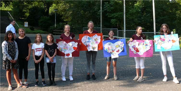 Die Patinnen mit ihren vorbereiteten Herzen.