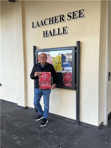 Die Paveier feiern ihr 40-jähriges Bühnenjubiläum im Rahmen der „Kölschen Weihnacht“ auch in Mendig – sehr zur Freude von Organisator Jürgen Mittler.  Foto: VG-Verwaltung Mendig/Stefan Pauly