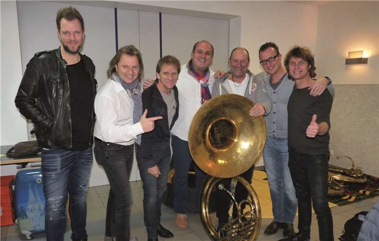 Die Paveier freuen sich mit ihrem Betreuer Jürgen Mittler auf die vorweihnachtliche Zeit. Foto: privat