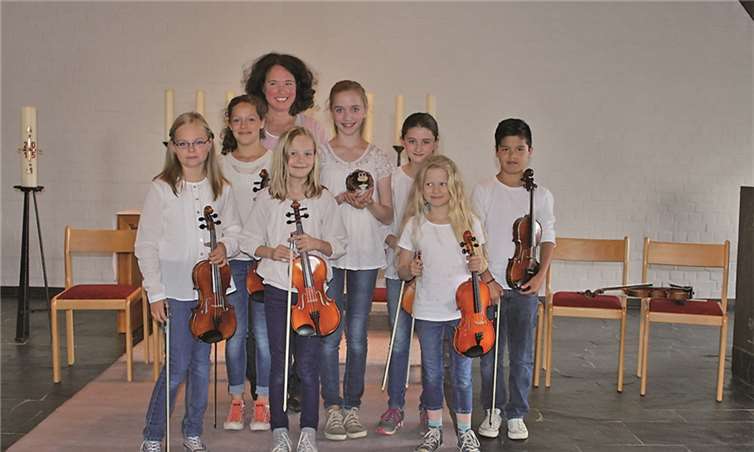 Die Pecher Geigenbande mit ihrer Lehrerin Mary Schirilla. Streit