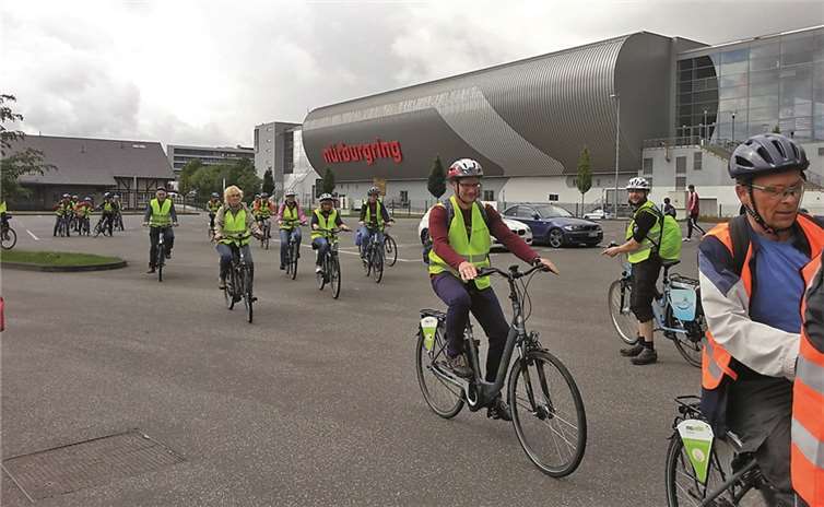 Die Pedelec-Gruppe bei der Einfahrt am Nürburgring. Energieagentur Rheinland-Pfalz