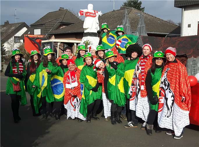 Die Pellenzböcke vor ihrem tollen Karnevalswagen.privat