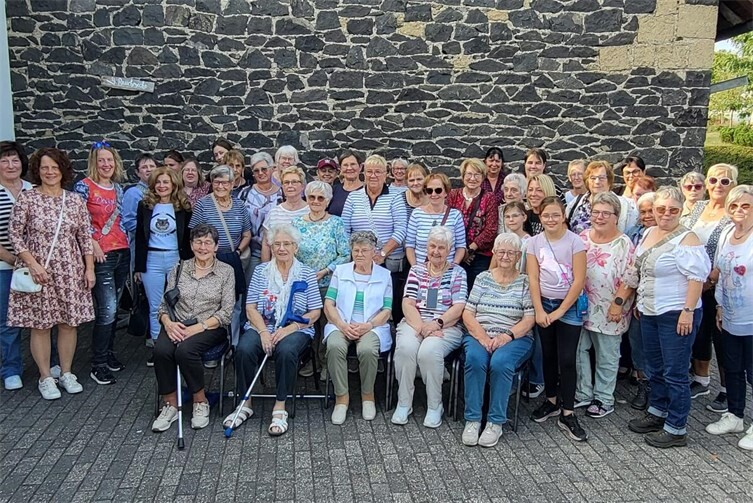 Die Pellenzerschützenfrauen beim Frauenwandertag in Thür