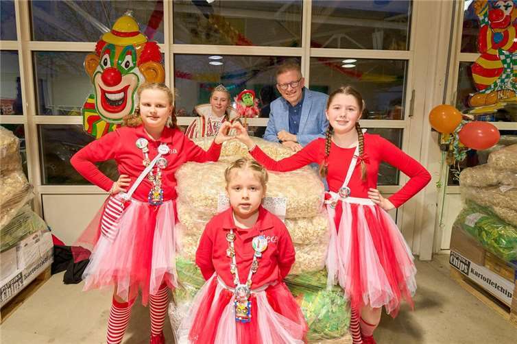 Die Perlen vom Rhein freuen sich mit evm-Sprecher Marcelo Peerenboom über eine Palette mit Wurfmaterial. Foto: Sascha Ditscher/evm
