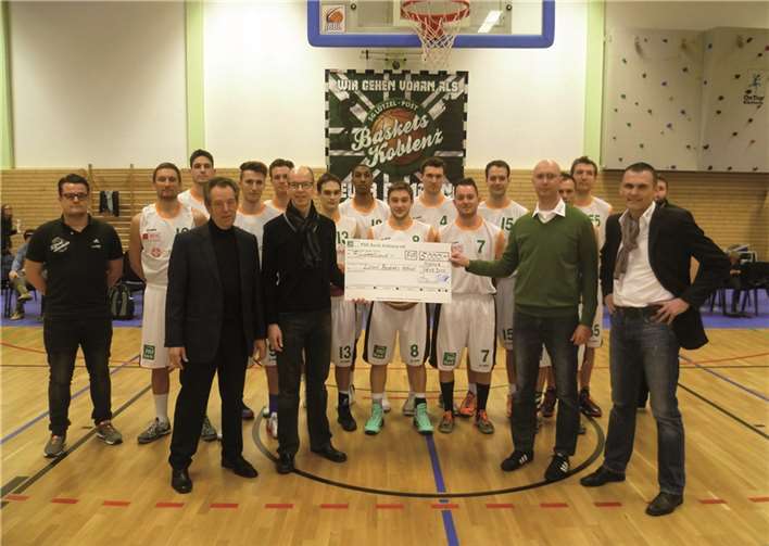 Die Personen in der ersten Reihe (v.r.): Thomas Klein (Sportdirektor der Lützel Baskets), Dirk Zenzen (1. Vorsitzender der Lützel Baskets), Bernd Schittler (Vorstand der PSD-Bank Koblenz eG), Franz Merkes (Vorstandsvorsitzender der PSD-Bank Koblenz eG). privat