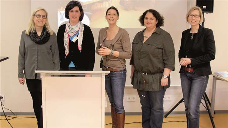 Die Personen v.l.: Ivonne Weber-Gras (Jobcenter Mayen-Koblenz), Stephanie Paffhausen (Netzwerkkoordinatorin Familienbildung), Janine Schäfer (pädagogische Leitung HDF Andernach). Claudia Schneider (leitende Hebamme St. Nikolaus Stiftshospital), Michaela Heinen (Landesjugendamt). privat