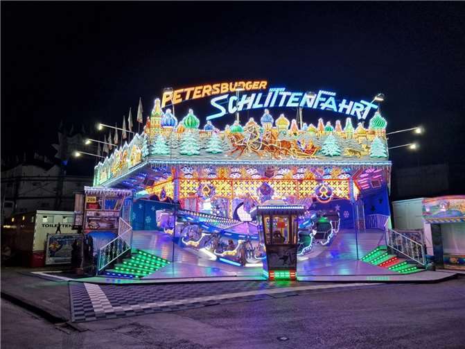 Auch 2023 locken zahlreiche Attraktionen auf den Lukasmarkt! Die Petersburger Schlittenfahrt.