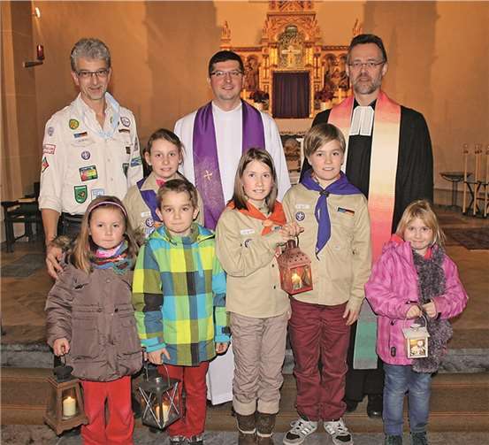 Die Pfadfinder aus Heimerzheim reichten das Friedenslicht in einer Aussendungsfeier weiter. Privat