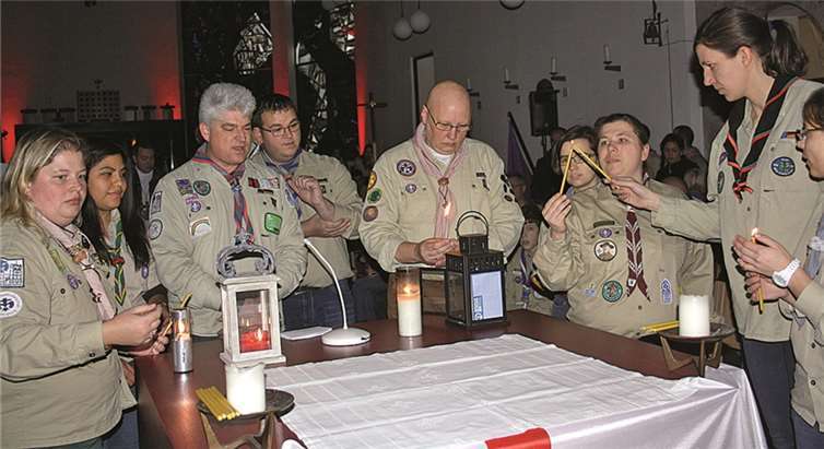 Die Pfadfinder der Pfadfinderschaft St. Georg entzünden das Friedenslicht.Bischöfliche Pressestelle