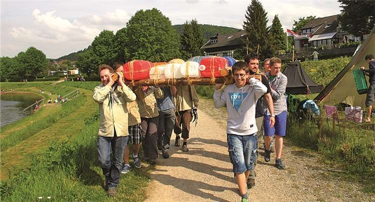 Die Pfadfinder mit ihrem selbst gebauten Floß am Nationalpark Eifel.privat