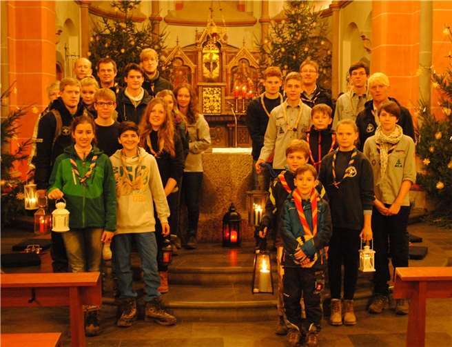 Die Pfadfinder nehmen das Friedenslicht in Miesenheim in Empfang.privat