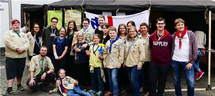 Die Pfadfinder vom Stamm St. Michael vor ihrer Fairtrade-Ausstellung. Foto: privat