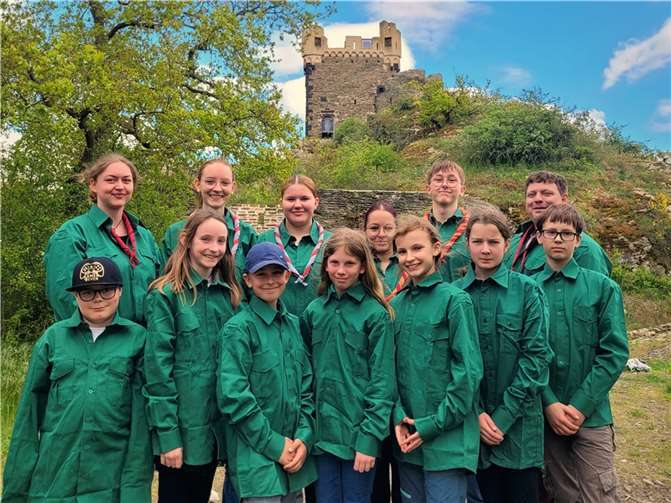 Die Pfadfinder*innen freuen sich über ihre neue grüne Kluft.  Foto: privat