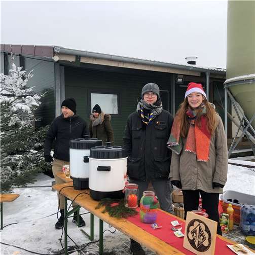 Die Pfadfinder*innen trotzen der Kälte und verteilen warme Getränke an alle.  Foto: privat