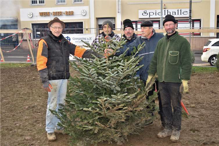 Die Pfadfinderschaft St. Georg bot nicht nur frische Tannen,sondern auch gleich einen Lieferservice für Christbäume mit an.