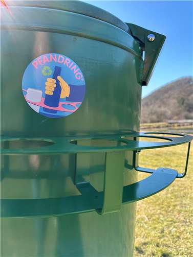 Die „Pfandringe“ sind – wie hier am Riedener Waldsee – an öffentlichen Abfallbehältern angebracht.  Foto: Stefan Pauly/VG-Verwaltung Mendig