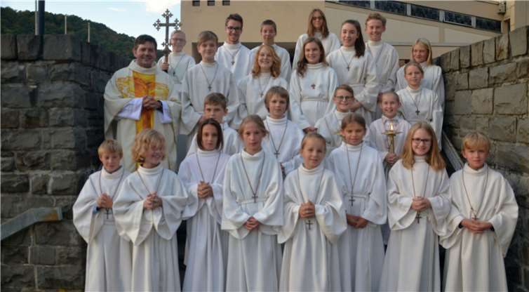 Die Pfarreiengemeinschaft darf sich über insgesamt zehn neue Messdienerinnen und Messdiener freuen, die die Gemeinschaft ab nun verstärken.privat