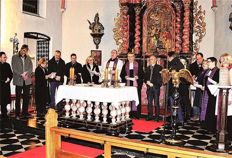 Die Pfarrer und Mitglieder des Pfarrgemeinderates St. Marien Wachtberg und des Presbyteriums der ev. Kirchengmeinde Wachtberg bei der Unterzeichnung. privat