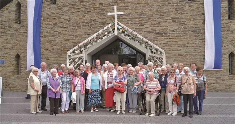 Die Pfarrgemeinde St. Laurentius Ahrweiler pilgerte nach Buschhoven zum Rosenfest.privat