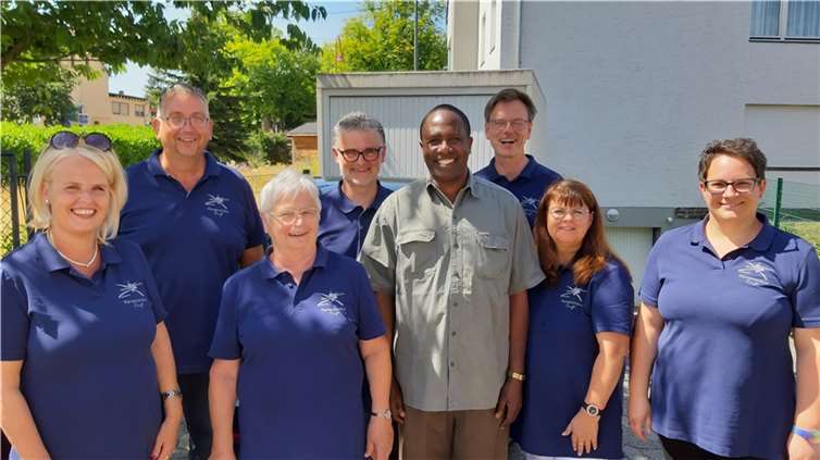 Die Pfarrgemeinderatsmitglieder Kirsten Baier, Lothar Schmitz, Monika Bermel, Wolfang Weber, Pastor Norbert Missong, Anke Heinz und Stefanie Kennert mit Pastor Aloyce Urio vor dem Krufter Pfarrhaus, in dem er eine Woche wohnte. Foto: privat