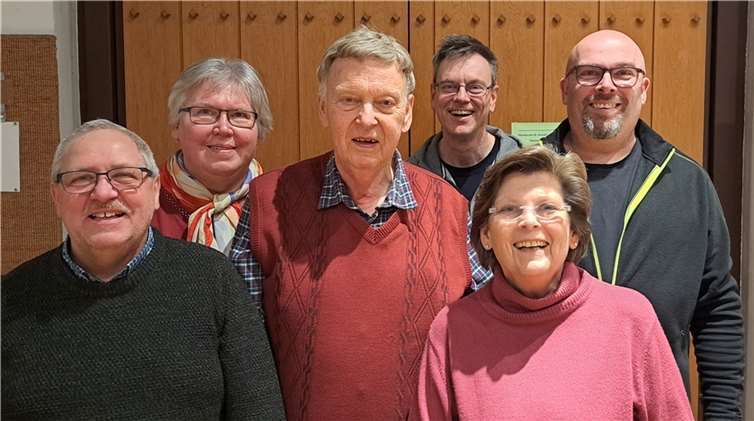 Die Pfarrgemeinderatsmitglieder vor und hinter der Kamera: Hans-Werner Degen, Elisabeth Schmitz, Horst Schmitz, Pastor Norbert Missong, Monika Leinz und Joachim Praml sowie die Fotografin Cornelia Praml. Foto: Cornelia Praml