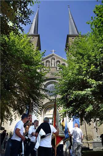 Die Pfarrkirche Güls mit Fahnen der Ortsvereine.