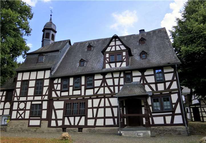 Die Pfarrkirche Sankt Josef ist die katholische Dorfkirche von Aarbergen-Daisbach (Taunus). Sie ist die einzige erhaltene katholische Fachwerkkirche Hessens. Foto: privat