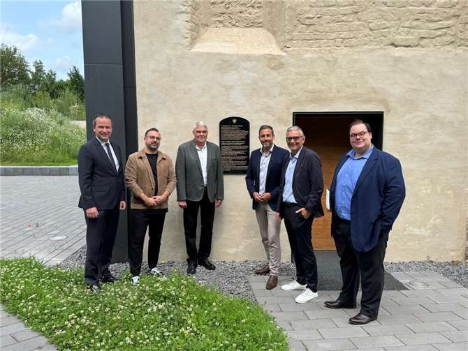 Neue Denkmaltafel für die Namedyer Pfarrkirche eingeweiht Die Pfarrkirche St. Bartholomäus erhielt eine neue Denkmaltafel, die die geschichtliche und architektonische Relevanz des Gebäudes dokumentiert. Foto: Stadtverwaltung Andernach / Elline Köckritz
