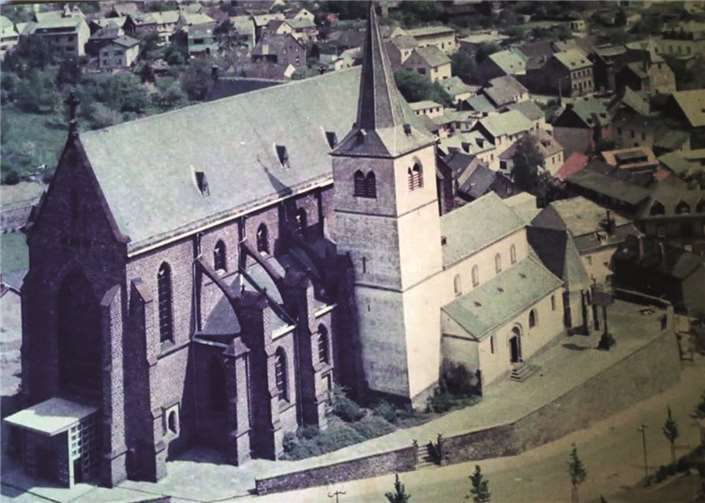 Die Pfarrkirche St. Cyriakus in Niedermendig in den 60er Jahren. Foto: FRE