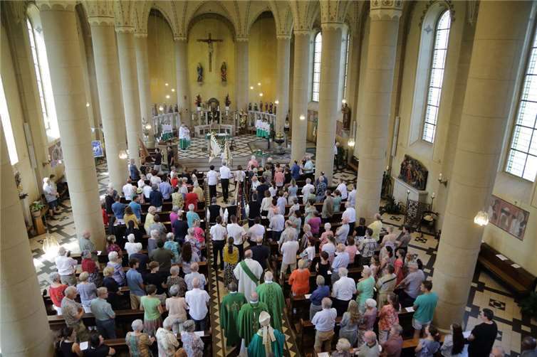 Die Pfarrkirche war bis auf den letzten Platz gefüllt.