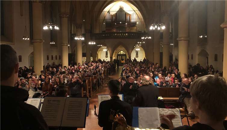 Die Pfarrkirche war bis zur letzten Reihe mit begeisterten Zuhörern besetzt.