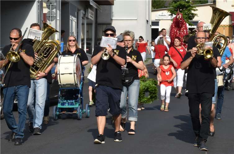 Die Pfarrmusikkapelle Arenbergführte den Festzug mit dem Roten Hahn an