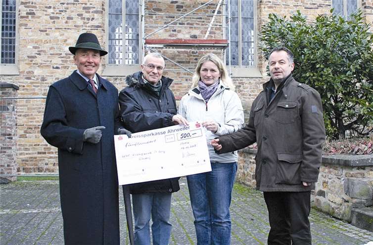 Die Pfarrverwaltungsratsmitglieder Friedhelm Münch und Marion Pötschke (v.r.) nehmen erfreut die Spende des Denkmalvereins von Karl-Friedrich Amendt und Dr. Günther Schell entgegen. HG