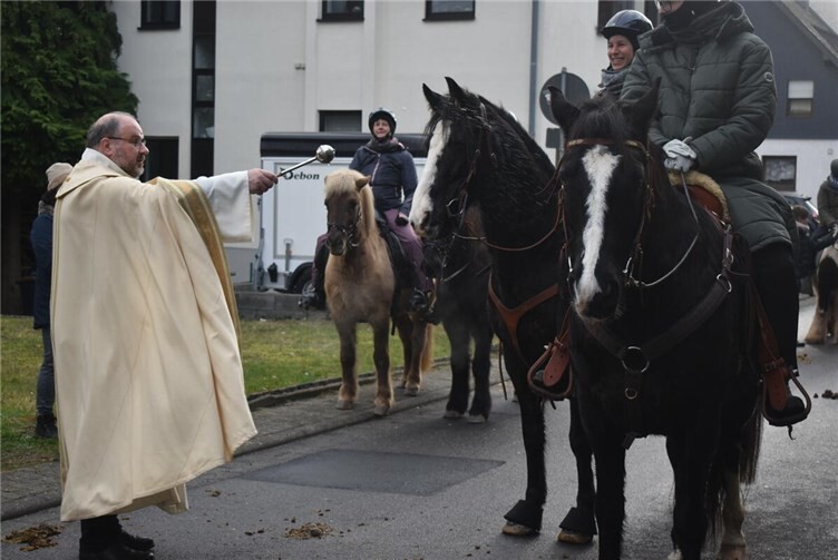Die Pferde empfingen ihren Segen von Dekan Jörg Schuh.