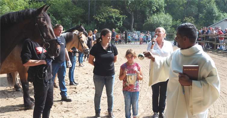 Die Pferde erhielten eine Segnung durch den Gemeindereferenten von Herz Jesu, Arulandu Paulraj.