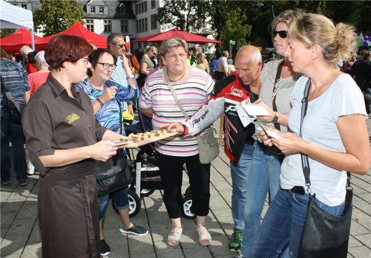 Die Pfirsichtorten-Häppchen der Bäckerei Lohner trafen auf begeisterte Abnehmer.