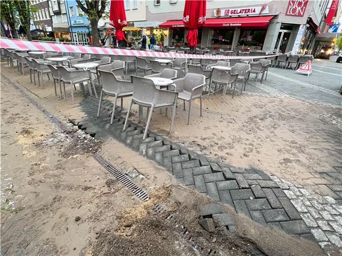 Die Pflasterfläche auf dem Luisenplatz wellt sich durch den Wasserdruck wie ein nasser Teppich nach den Unterspülungen. Fotos: SWN