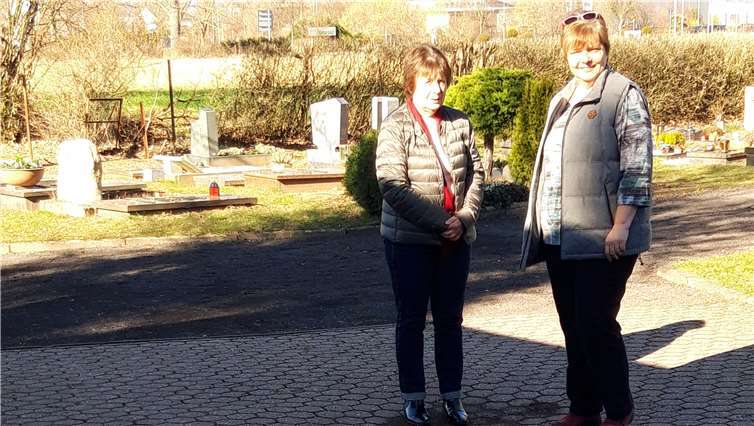 Die Pflasterung neben der Aussegnungshalle hat sich an einer Stelle massiv gesenkt.Foto: privat